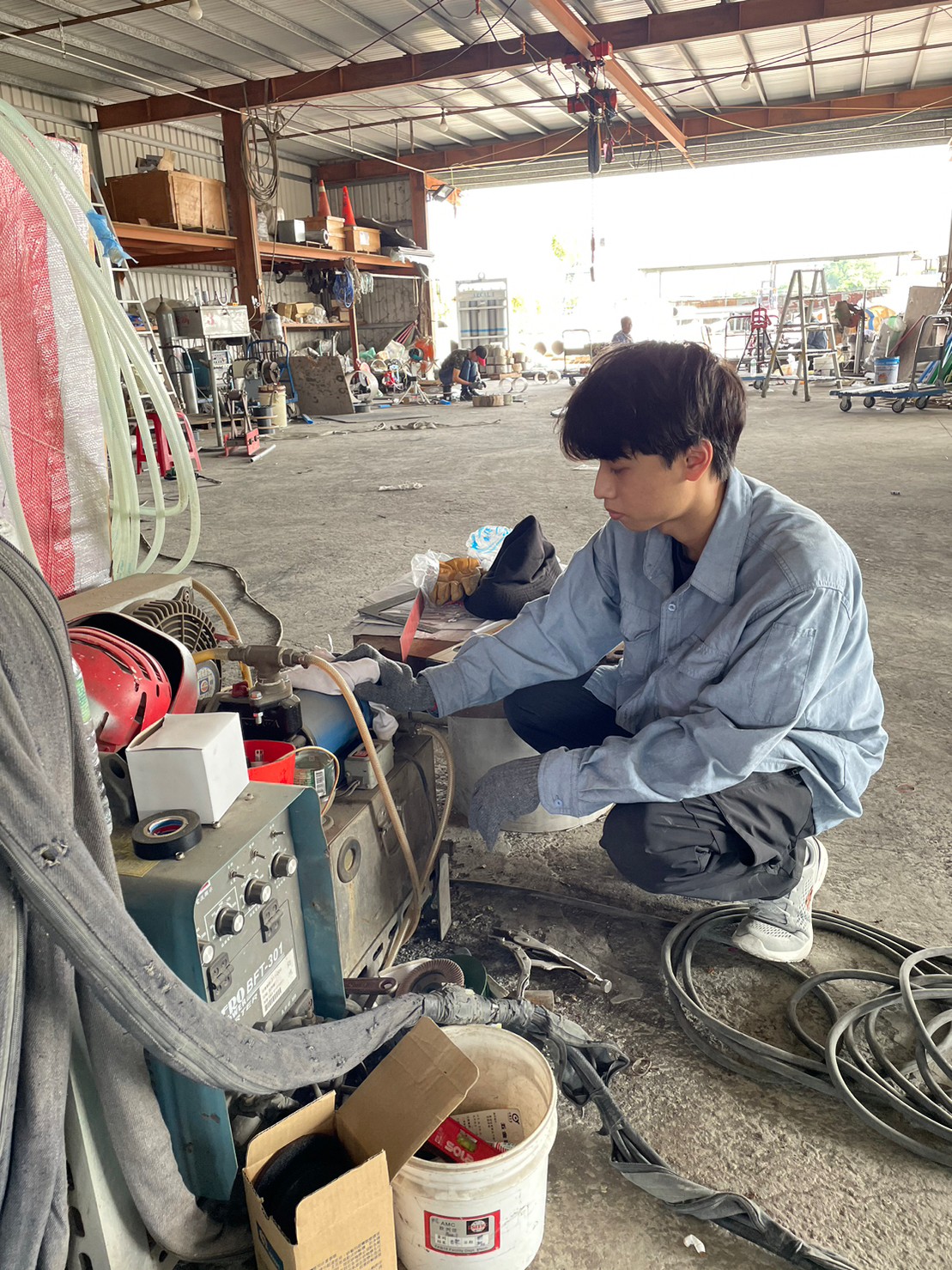 Finished-product-collection-and-shipment-coordination-with-on-site-hoisting